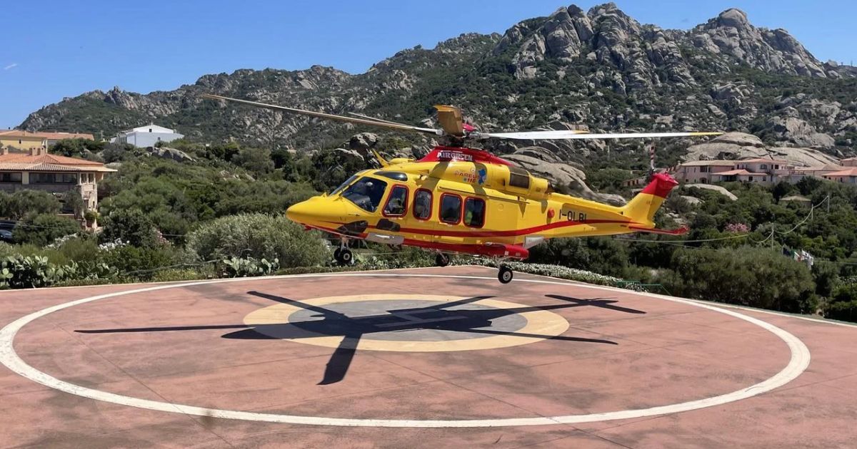 Hélicoptère AREUS sur une hélisurface en Sardaigne
