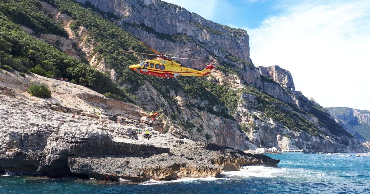 Hélicoptère de secours en intervention sur la côte sarde