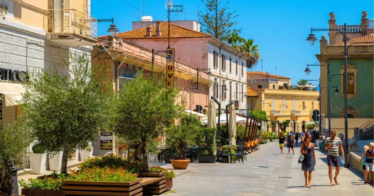 olbia ruelle avec des touristes