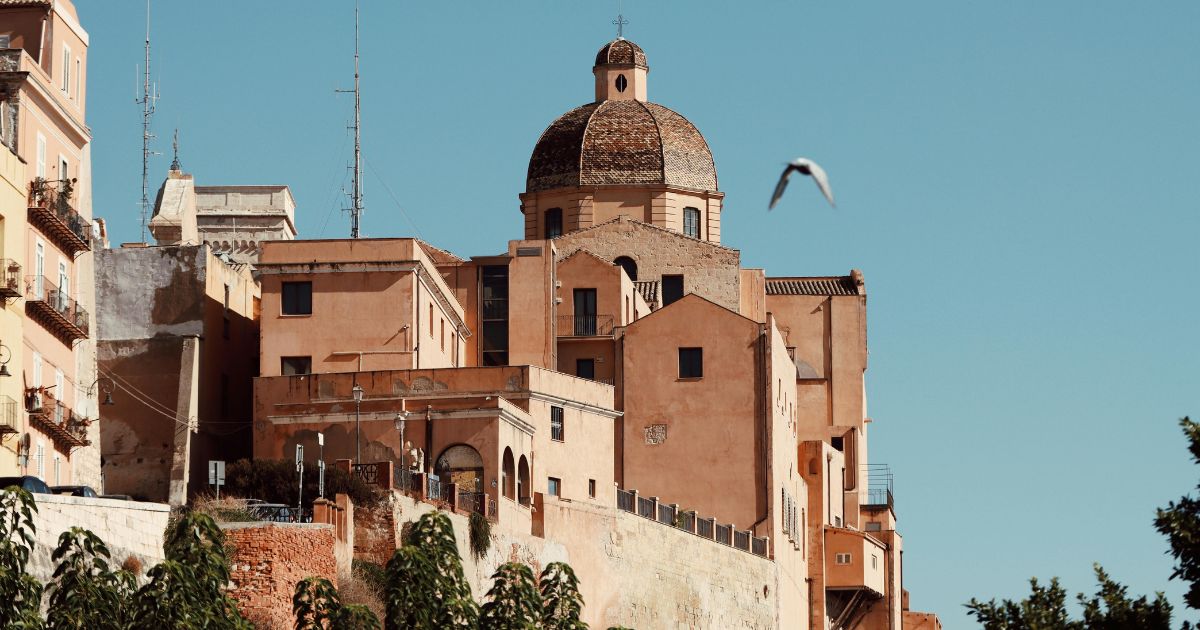 Village sarde habité toute l’année – projet de vie avec visa de résidence élective en Italie